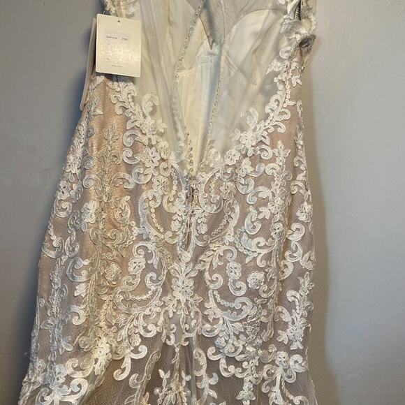 Elegant Lace Wedding Dress in Cream - Picture 11 of 12